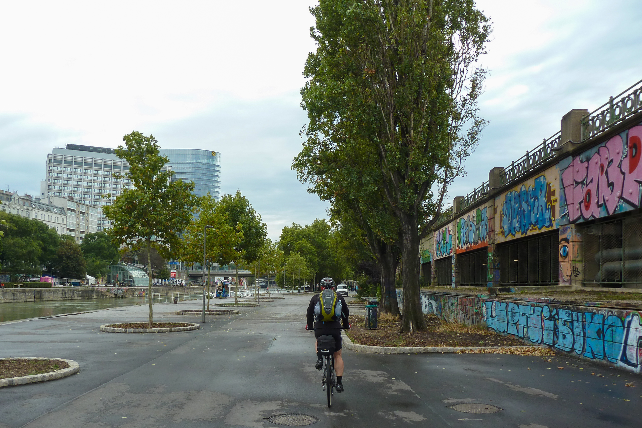 Am Wiener Donaukanal – Radweg entlang der Graffiti-Wände